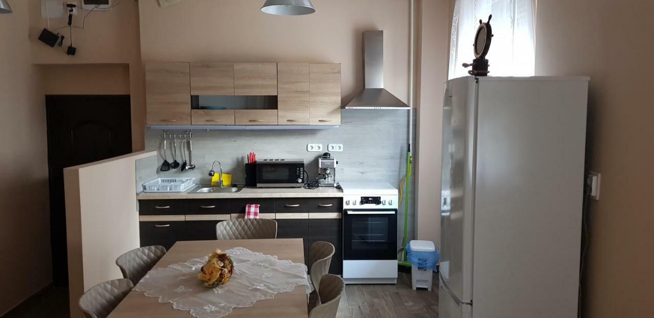 Lotti Apartman Кишкунхалаш Экстерьер фото