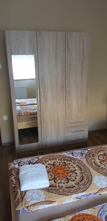 Lotti Apartman Кишкунхалаш Экстерьер фото