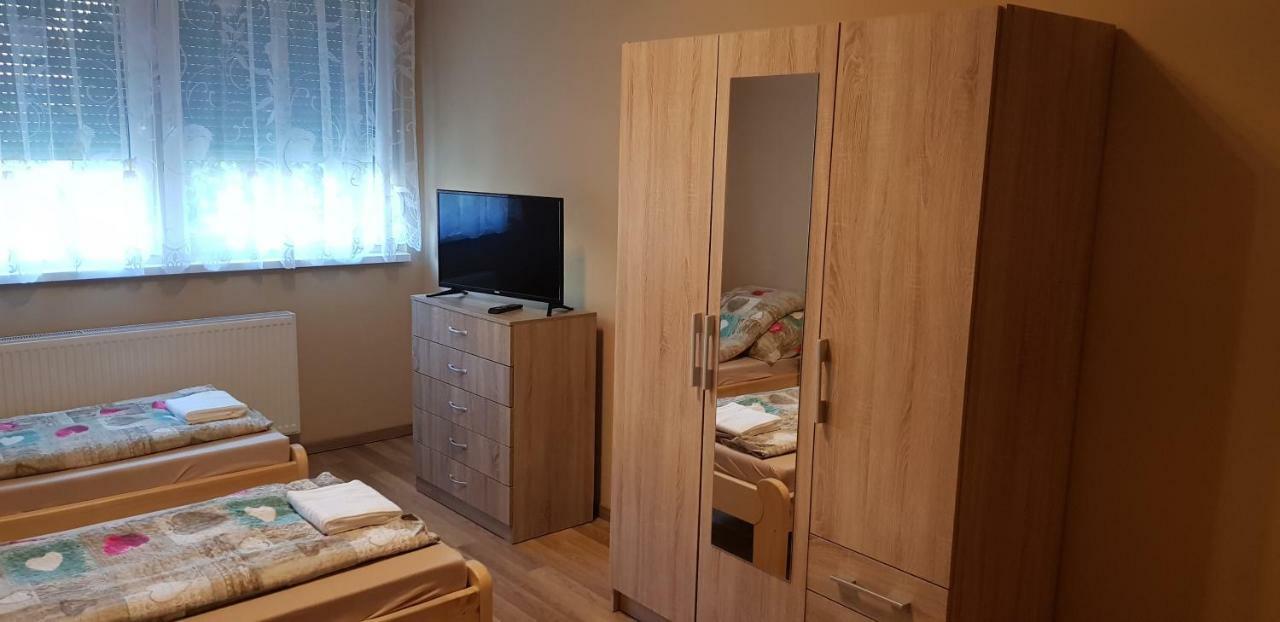 Lotti Apartman Кишкунхалаш Экстерьер фото