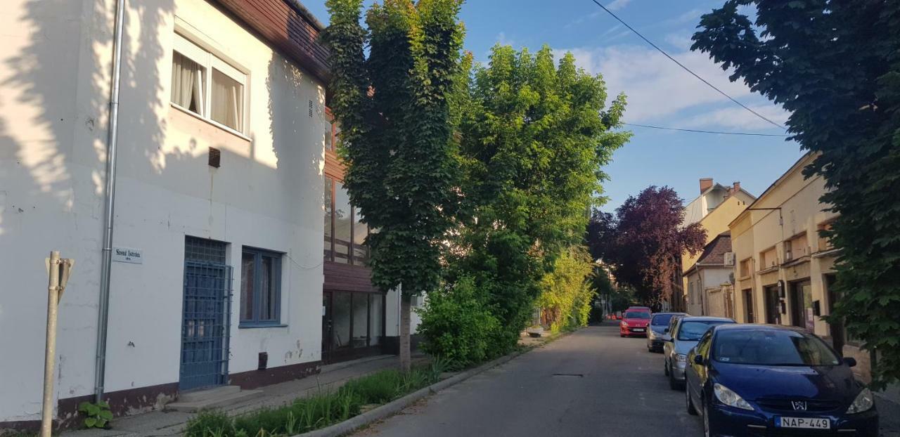 Lotti Apartman Кишкунхалаш Экстерьер фото